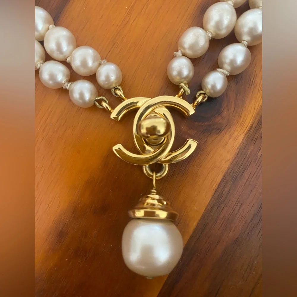 Chanel Vintage Pearl Double Stranded Turnlock Necklace ❌no offer or trade❌ - Picture 4 of 16